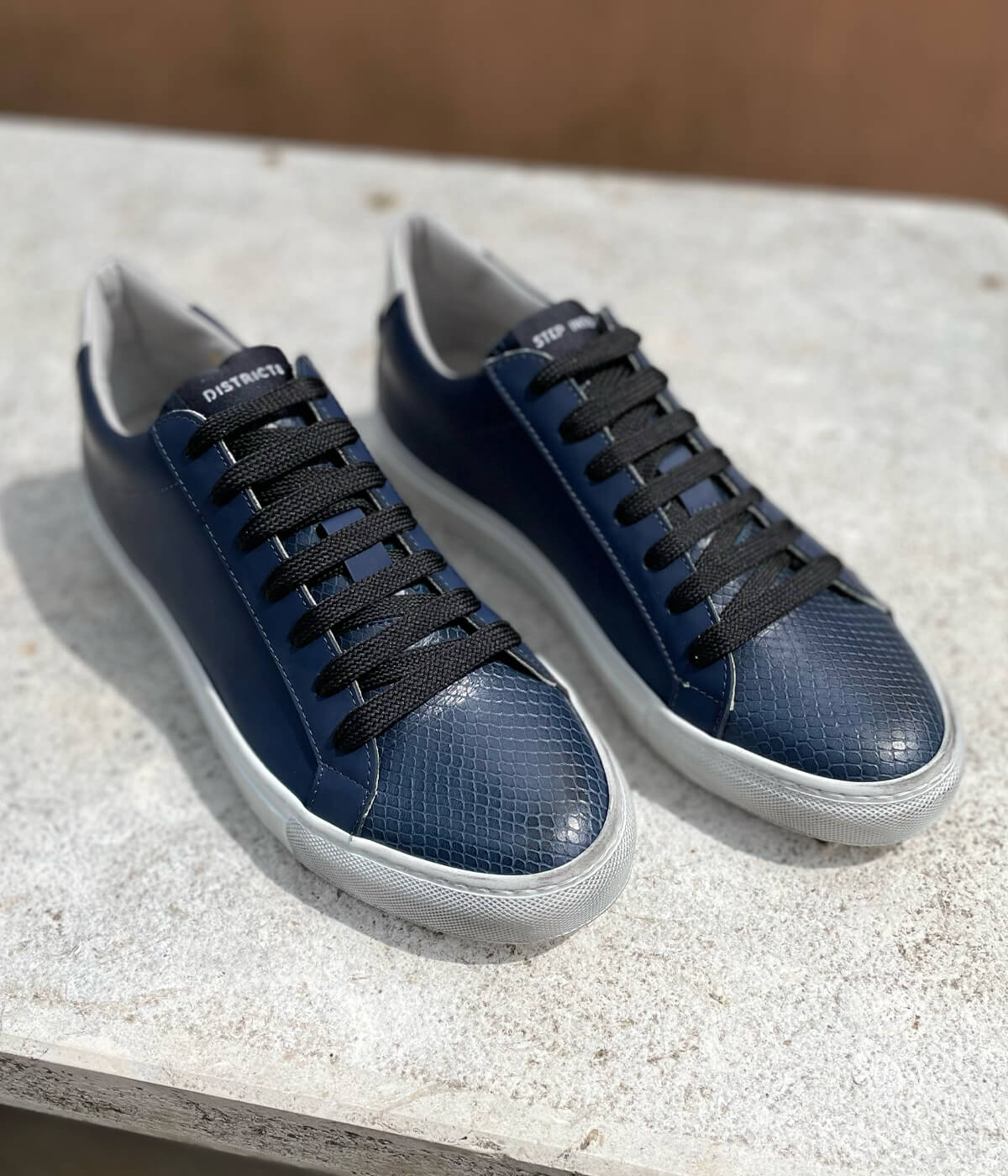 DISTRICT8 - Sneakers Wet Paint (841) in pelle gommata blu, punta in rettile stampato e logo laserizzato