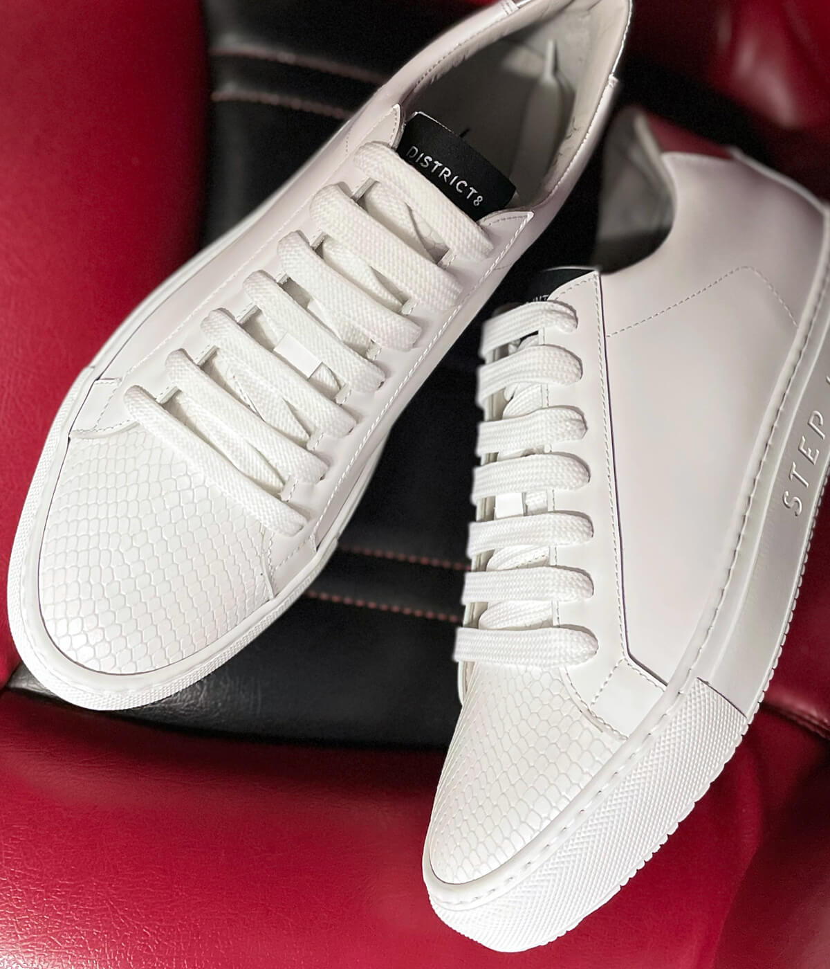 DISTRICT8 - Sneakers Wet Paint (842) in pelle gommata bianca, punta in rettile stampato e logo laserizzato